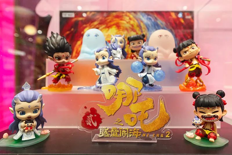 开年闲鱼二次元手办IP热度暴涨271%，连带着二次元手工痛包交易也成了月赚1000元的闲鱼副业新风口，图源视觉中国