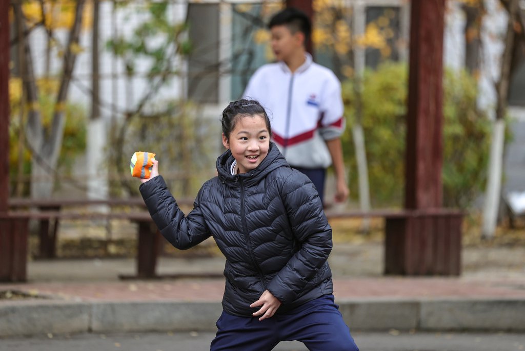 沈阳第七中学,孩子们在课间15分钟休息中走出教室,与同学们玩丢沙包