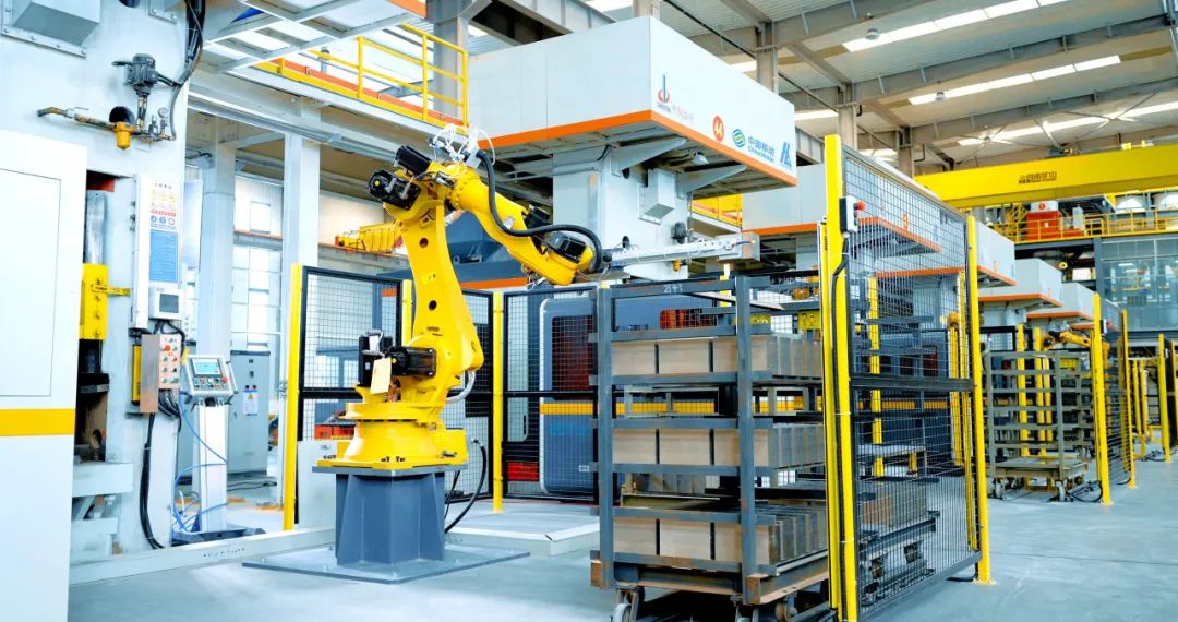 在中钢洛耐（洛阳）新材料5G+智慧工厂的智能化生产线上，5G机械臂柔性抓取精准操作。