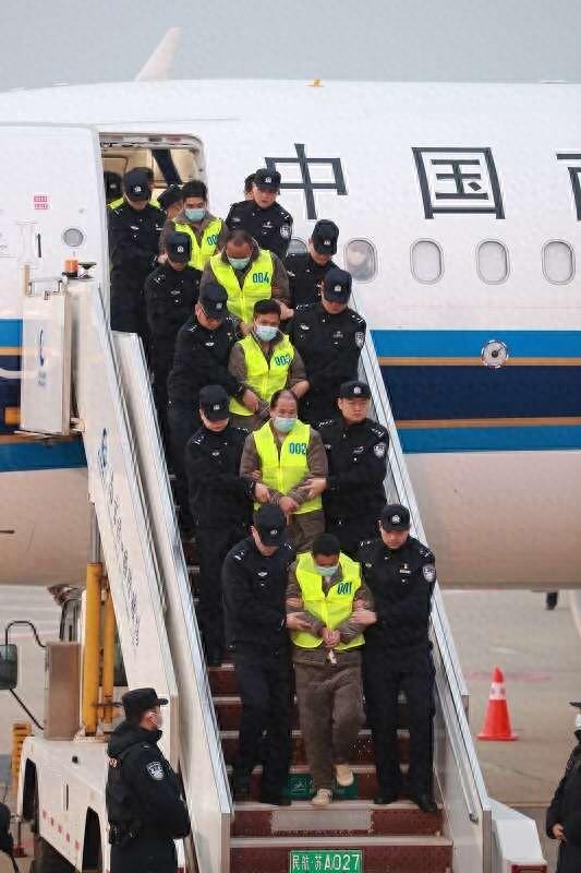 首批200名缅甸妙瓦底地区中国籍涉诈犯罪嫌疑人被押解回国