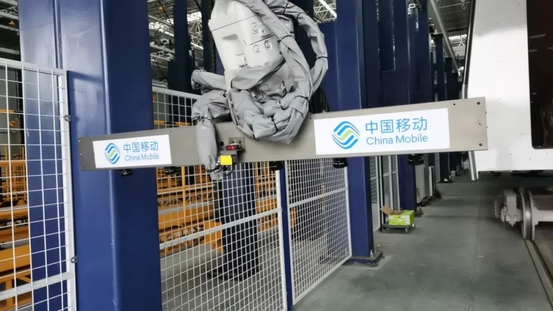 中车株机5G智慧涂装面漆缺陷自动化检测机械手及工业相机。