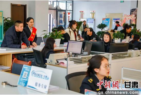图为古浪县政务服务中心办事大厅。