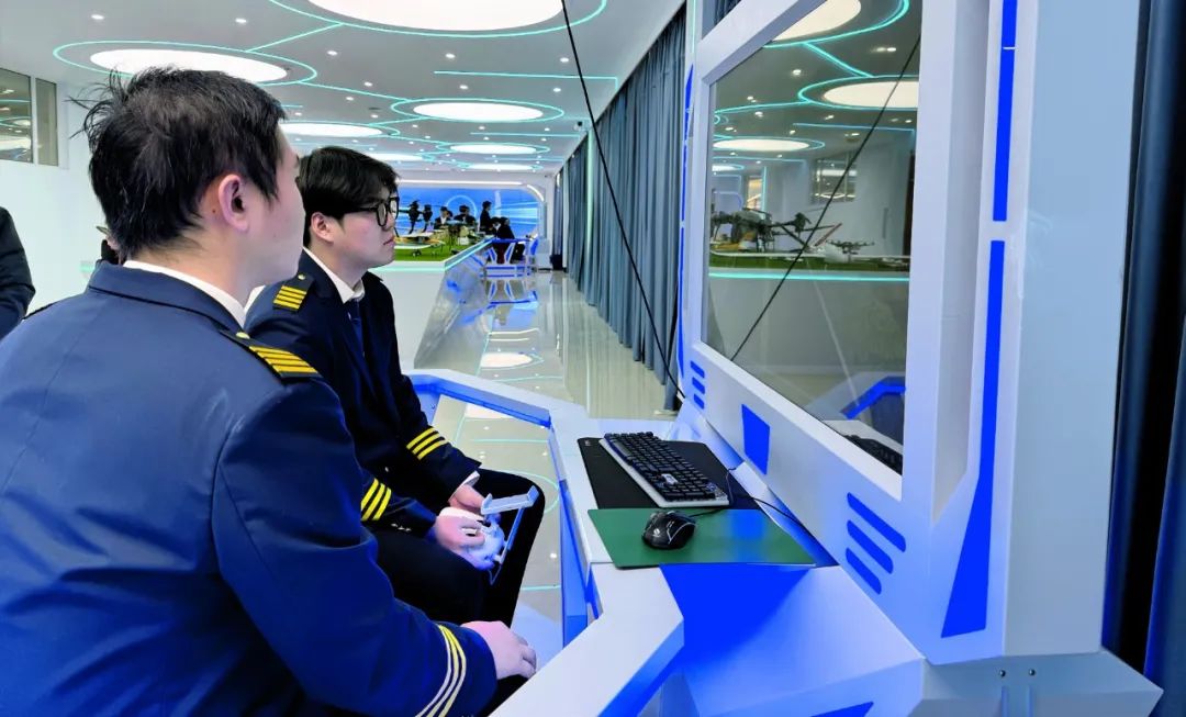 吉林市通用航空职业技术学院课堂上，学生们正在上课。这所学院培养的许多岗位人才成了市场上的香饽饽。（图/于海军）
