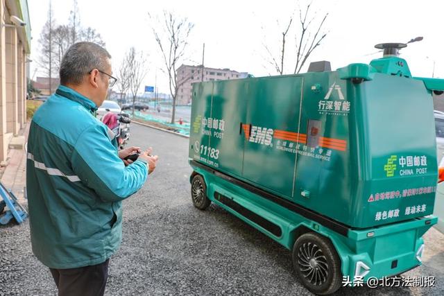 交接完成后无人车驶向下个地点。新华社发（受访者供图）