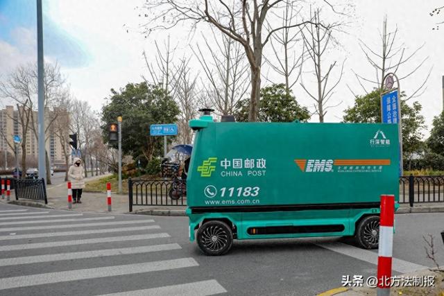 正在街头行驶的邮政无人投递车。新华社发（受访者供图）