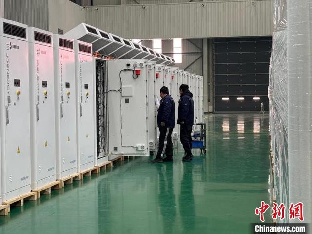图为奇点能源总装车间内自主研发的储能产品。杨英琦 摄