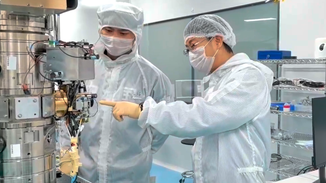 孙飞研究员（右一）在指导团队开展研究工作。