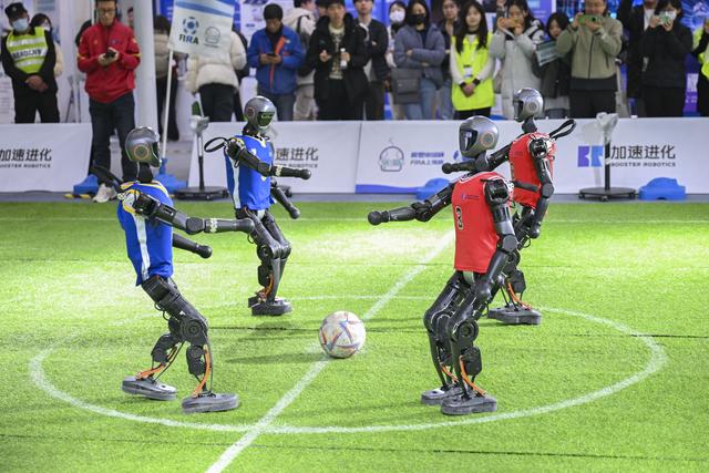 2月21日，在2025全球开发者先锋大会，机器人现场踢足球。新华社记者 陈浩明摄