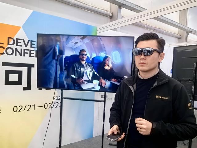 2月21日，参会者在2025全球开发者先锋大会现场体验AR眼镜。新华社记者 龚雯摄