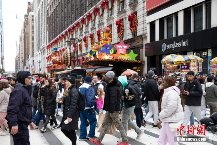 资料图:美国迎来“黑色星期五”购物日,纽约梅西百货总店门前人流如织。(中新社记者 廖攀 摄)