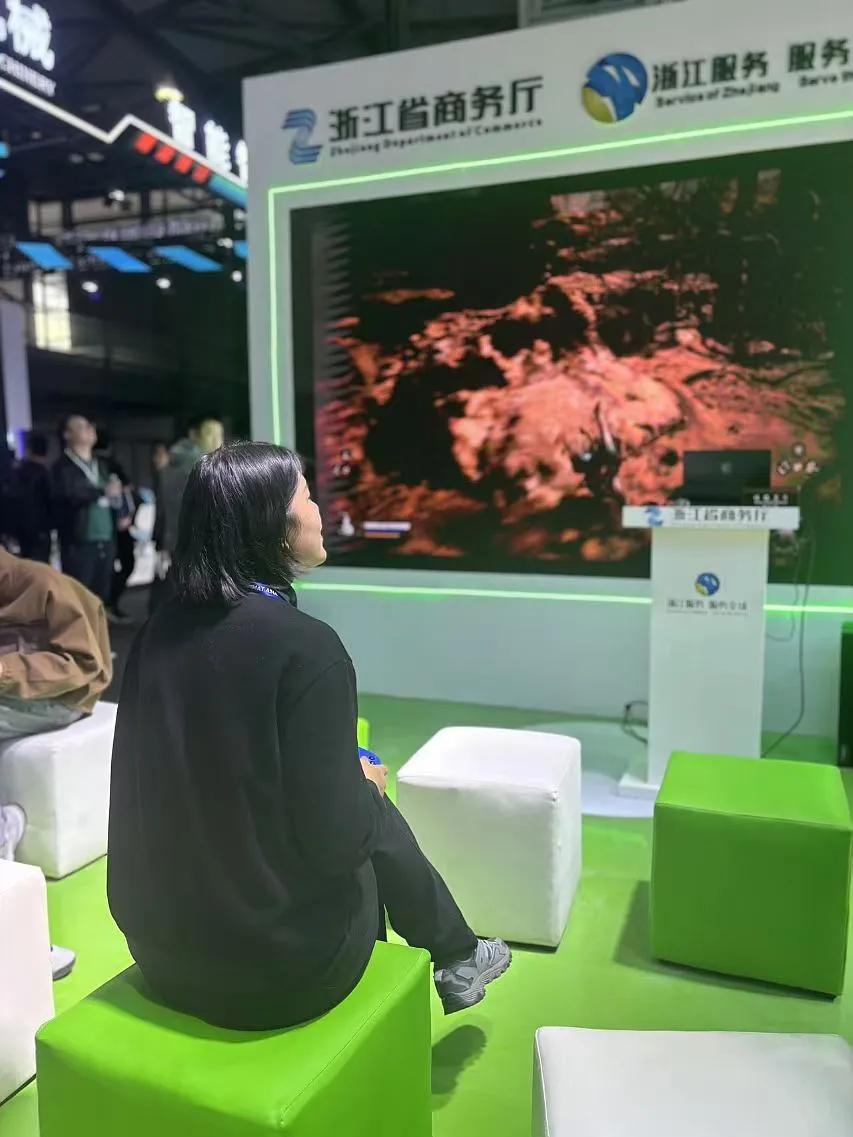 米亚在上海某展会上做打《黑神话：悟空》的日结工。（图/受访者提供）