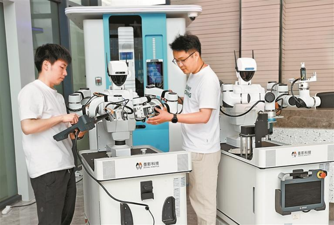 技术工作人员对机器人进行模拟现场测试，图源深圳政府在线网