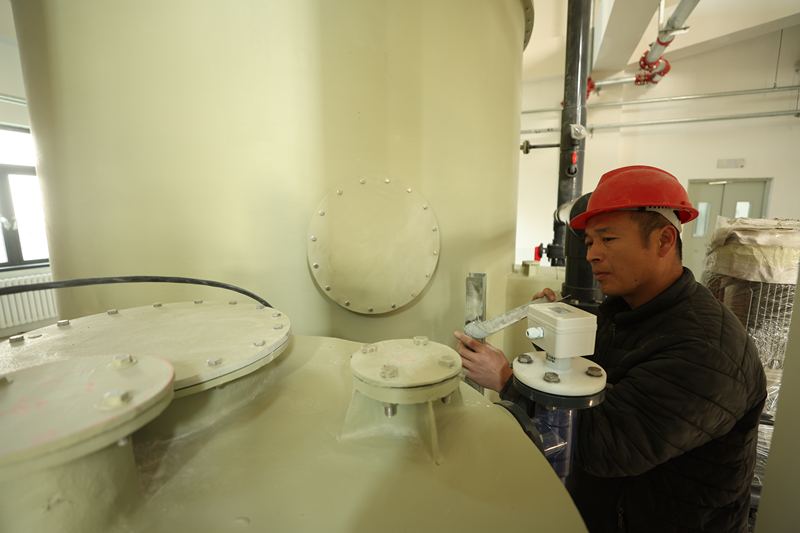 高安屯厨余垃圾处理厂，工作人员检查除臭设备。新京报记者 王飞 摄