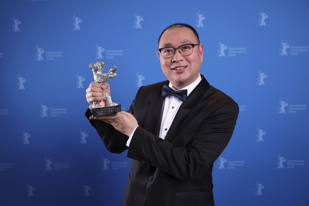 当地时间2025年2月22日，中国导演霍猛凭《生息之地》获柏林电影节最佳导演。视觉中国 图