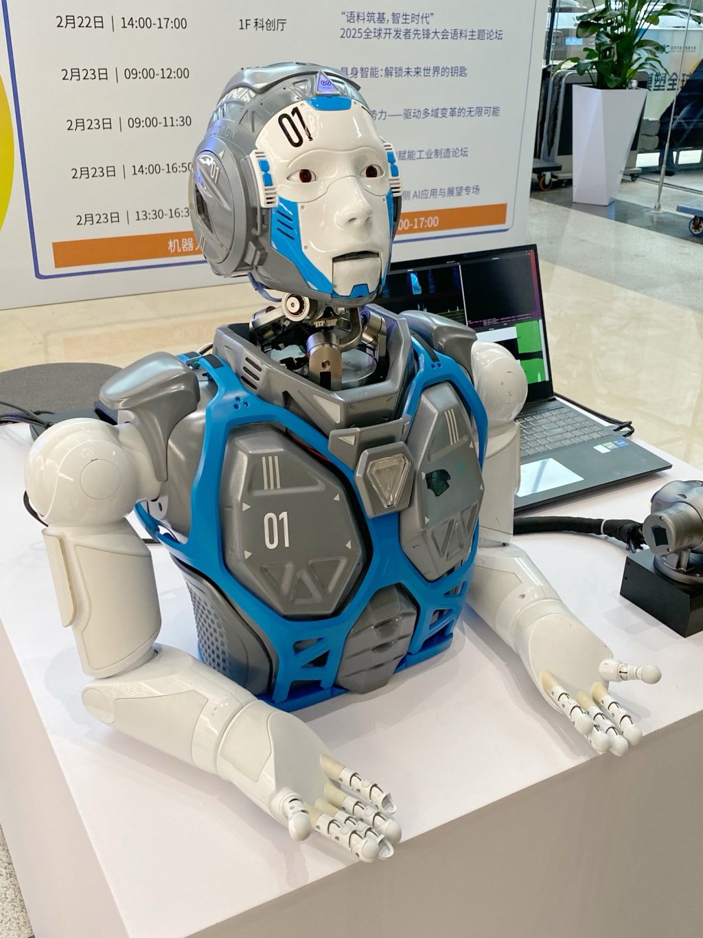 上海爱观视觉科技有限公司带来的机器头脑BinoSense R200。