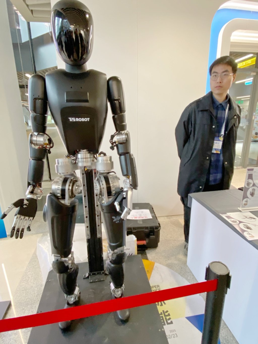 钛虎机器人科技（上海）有限公司展出的钛虎T170A人形机器人。