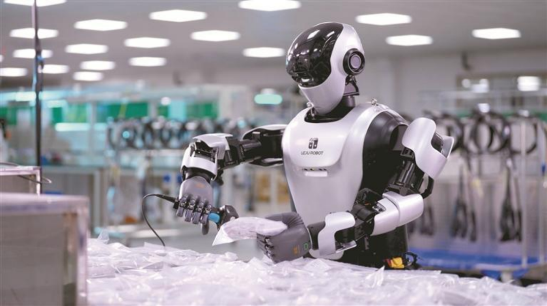 “夸父”机器人在工厂执行扫描任务，图源深圳政府在线网