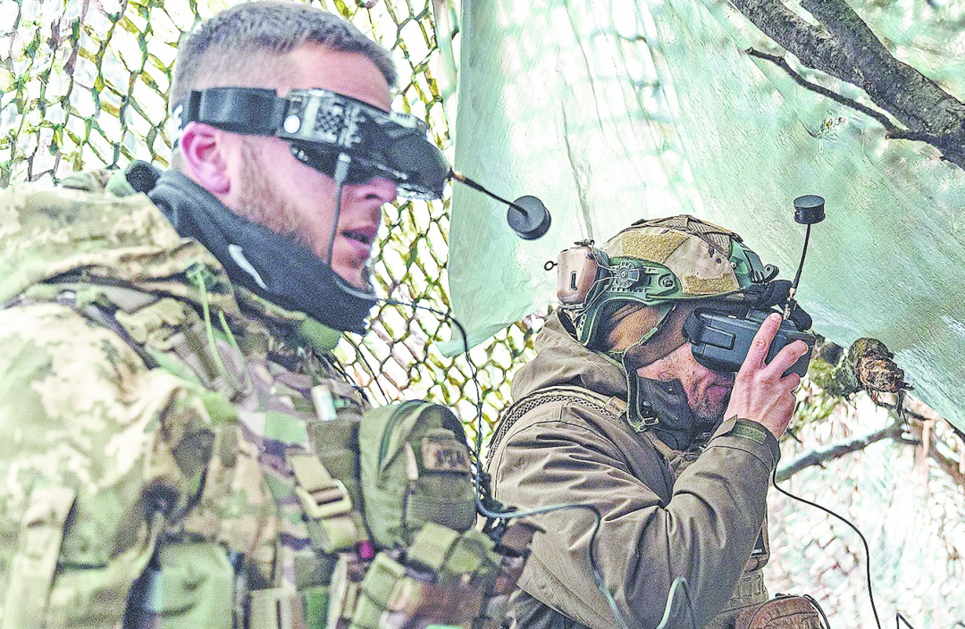 乌军士兵操作FPV无东说念主机的画面。(图源:外媒)