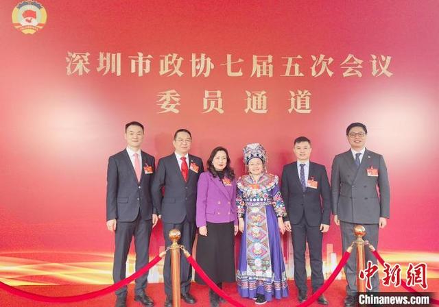 深圳市政协七届五次会议首场“委员通道”迎来6名政协委员。何亚睿摄