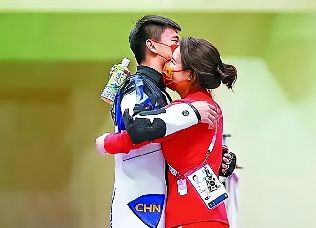 东京奥运会上，作为教练的杜丽拥抱获得冠军的弟子张常鸿。