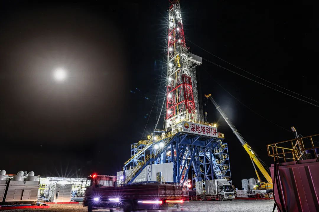 夜幕下的深地塔科1井钻井正酣。