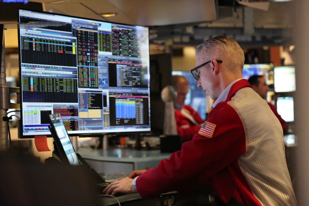 2月19日，交易员在美国纽约证券交易所交易大厅工作/图源：新华社