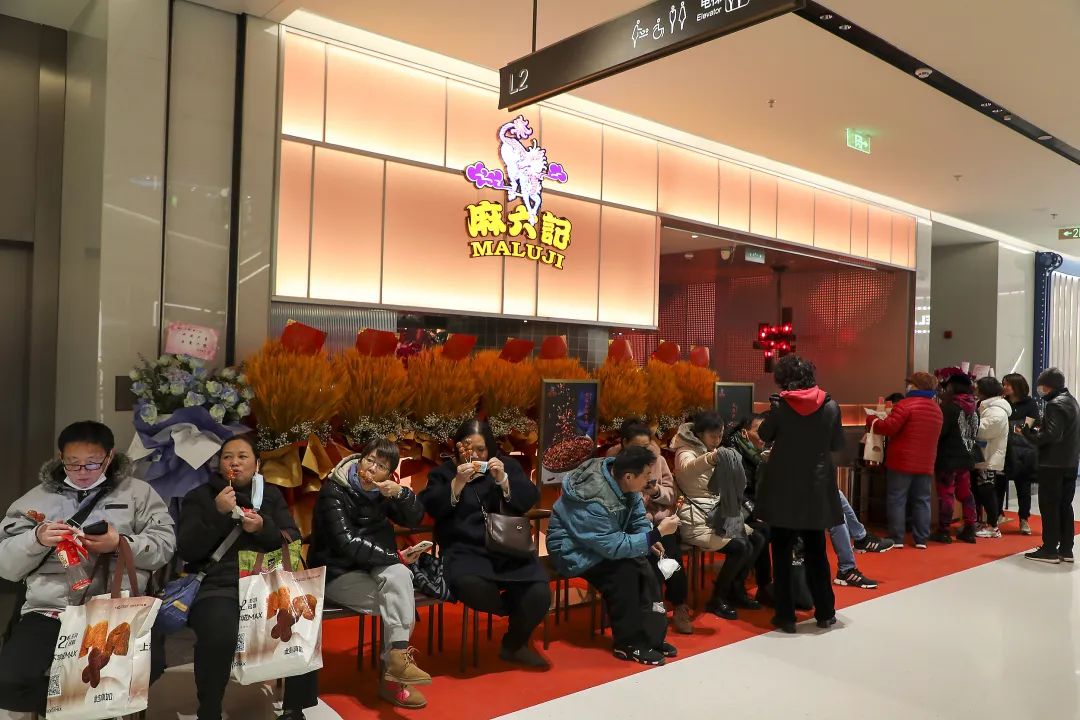 上海某麻六记门店，市民排队等待用餐。图 / 视觉中国