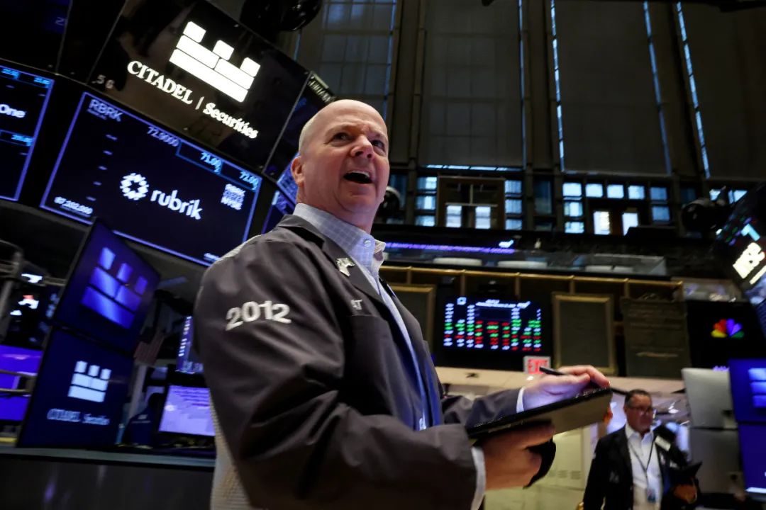 2月12日，纽约股市三大股指12日涨跌不一/图源：新华社