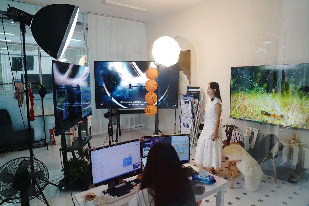 郑州某直播基地。图 / 视觉中国