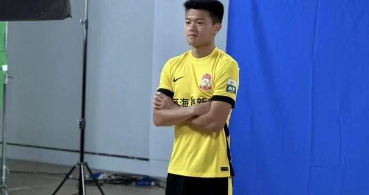 记者:杨希第一时间返回青岛西海岸 补拍新赛季定妆照|杨希|青岛市|亚洲杯_新浪新闻