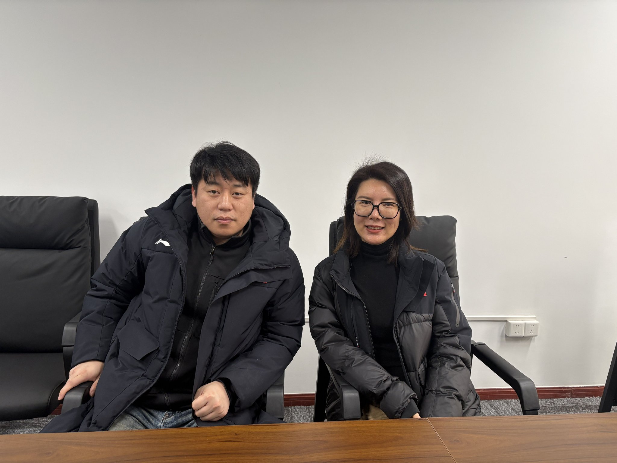 杜丽、庞伟这对奥运冠军夫妇一同出现在全国射击冠军赛现场。