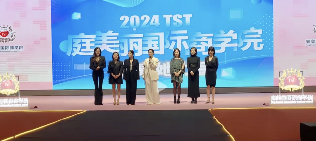 白色衣服为张庭。图 / 网络