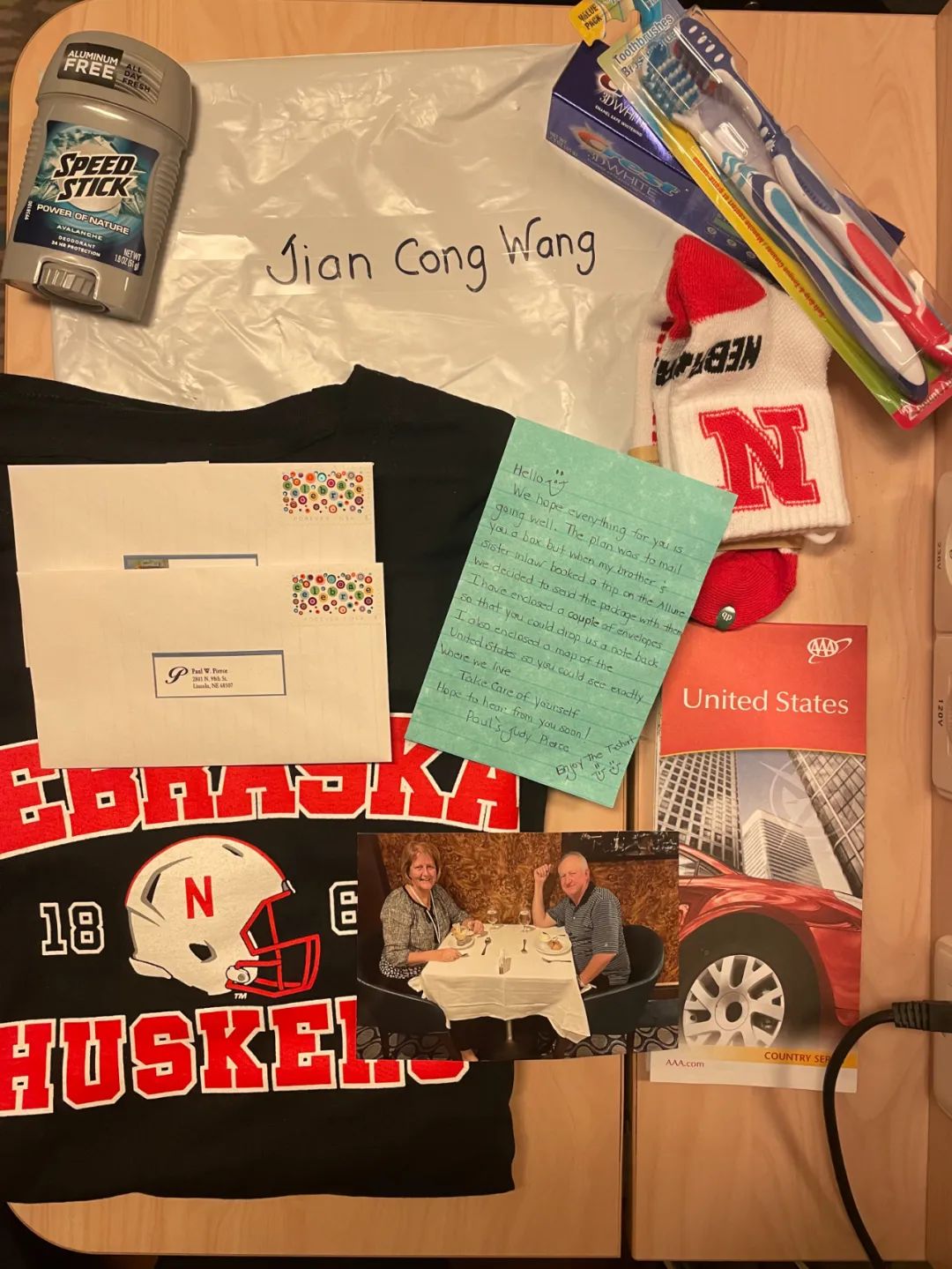 上一个航线遇到的客人特意托朋友给Jiancong带来礼物和信件。（图/受访者供图）