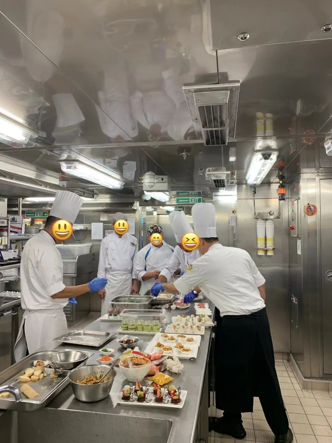 工作时Alyson会拍摄记录摆盘、甜点样式。（图/受访者供图）