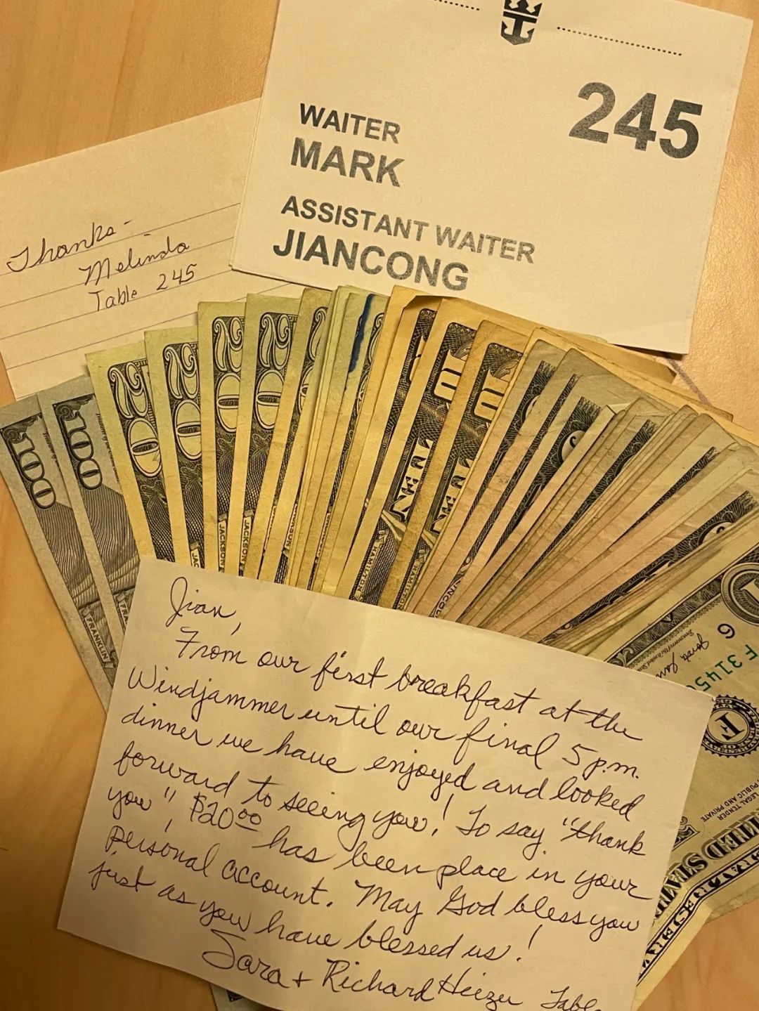 一次航行中，客人留下的小费和信件。（图/受访者供图）