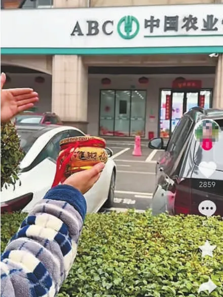 挖土视频截图 图源：《中国消费者报》