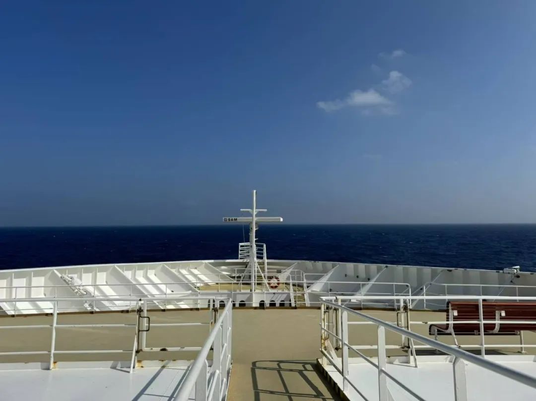 在甲板上远眺大海。（图/受访者供图）