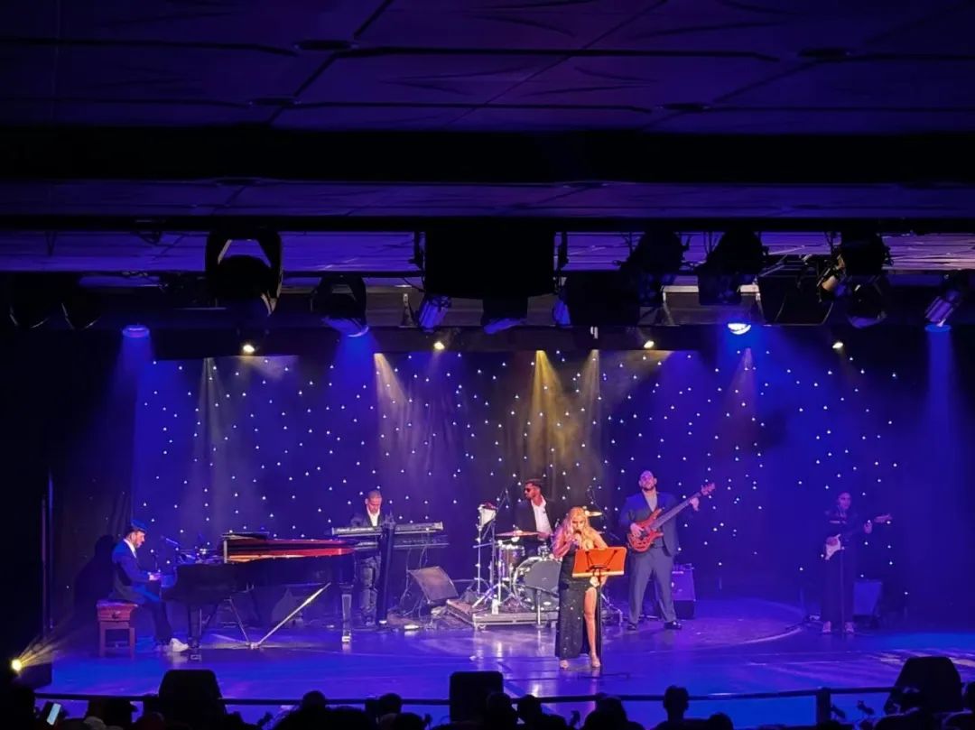 下班后，可以到娱乐部看表演。（图/受访者供图）