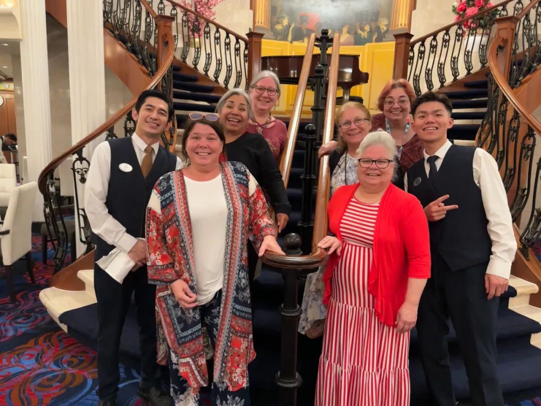 Jiancong（右一）与客人、同事的合照。（图/受访者供图）