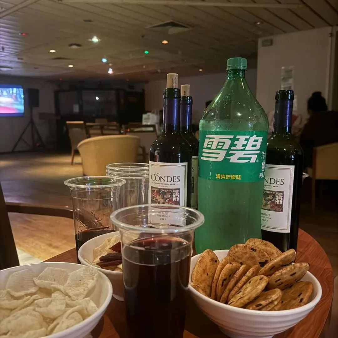 休息时可以在员工酒吧和同事们聊天。（图/受访者供图）