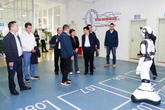 丁光宏（右三）在职业技术学校调研。受访者 图