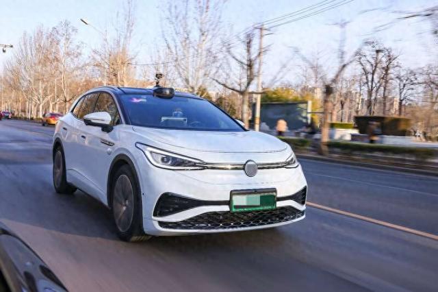 搭载地平线HSD高阶智驾系统的车辆在城区道路行驶。地平线供图