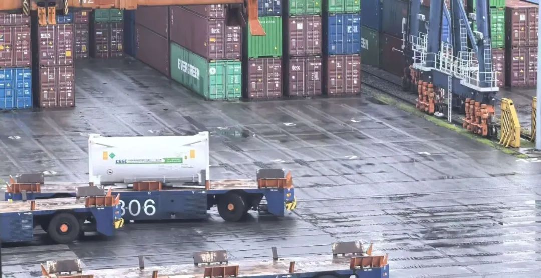 2025年1月，配备全球首套全流程碳捕集系统的大型集装箱船在荷兰鹿特丹港完成海外首次液态二氧化碳卸岸工作。