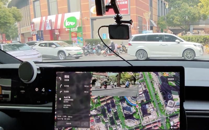 张抗抗团队体验特斯拉FSD。受访者供图