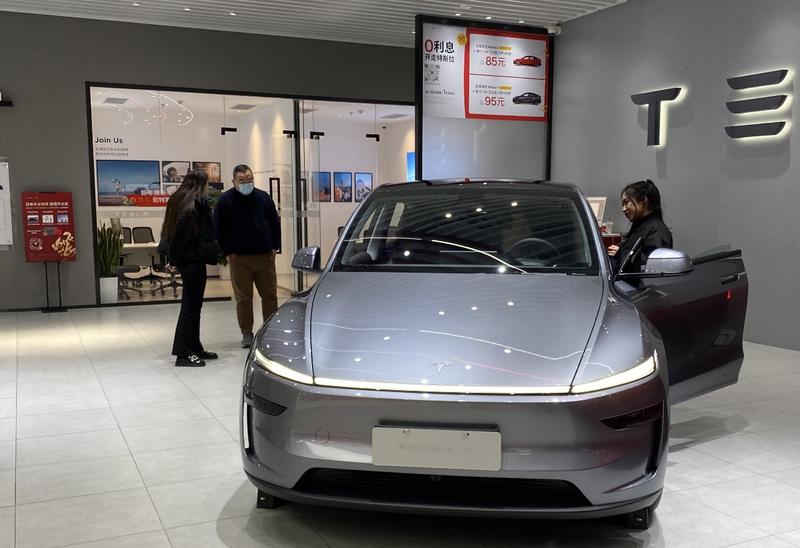 消费者在特斯拉北京来福士店看车。新京报贝壳财经记者 林子 摄
