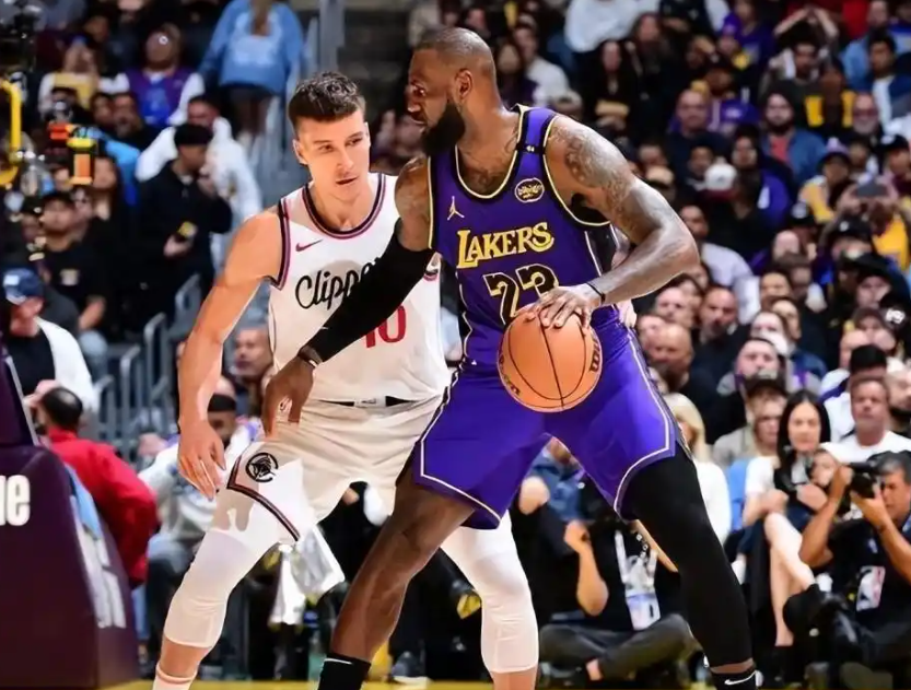 詹姆斯24分难救主 快船三节领先湖人19分