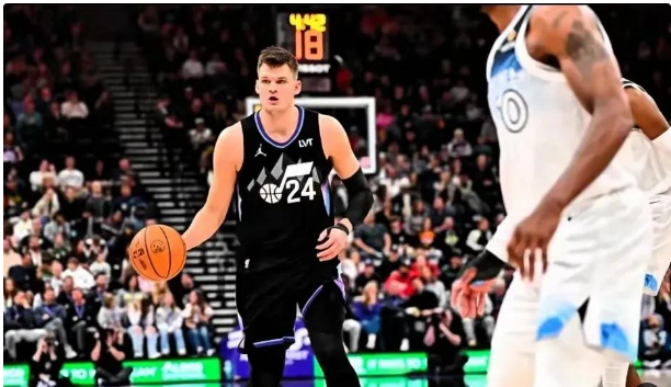 马尔卡宁17分对轰兰代尔 爵士半场60-61暂负老鹰