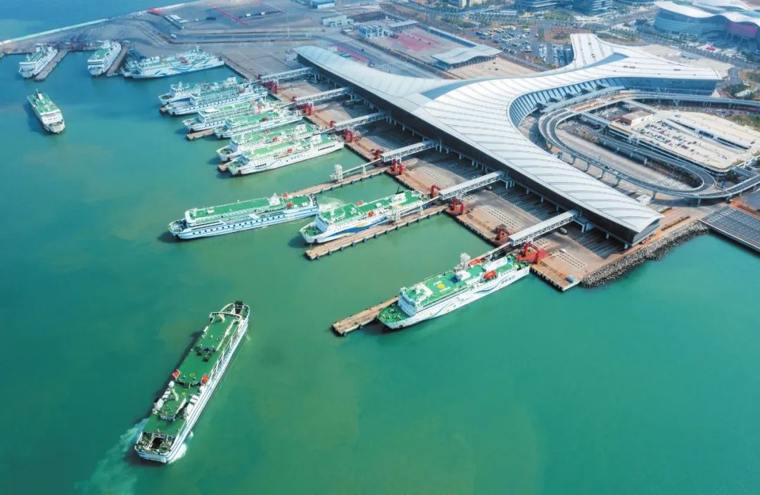 海口新海港码头客滚轮船运力充足秩序井然.记者 石中华 摄