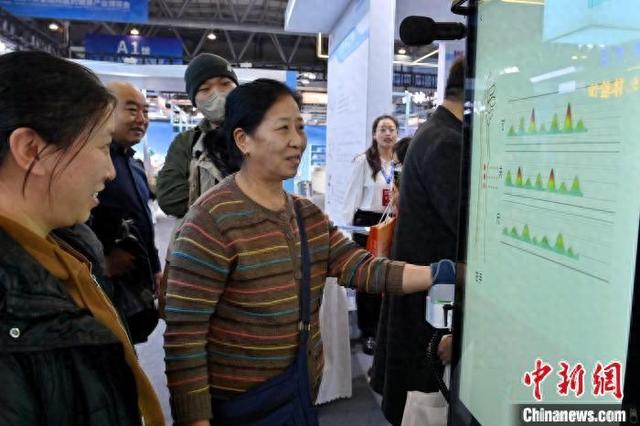 资料图：2024年12月7日，吉林长春，市民通过中医健康智慧筛查评估系统诊脉。记者张瑶摄