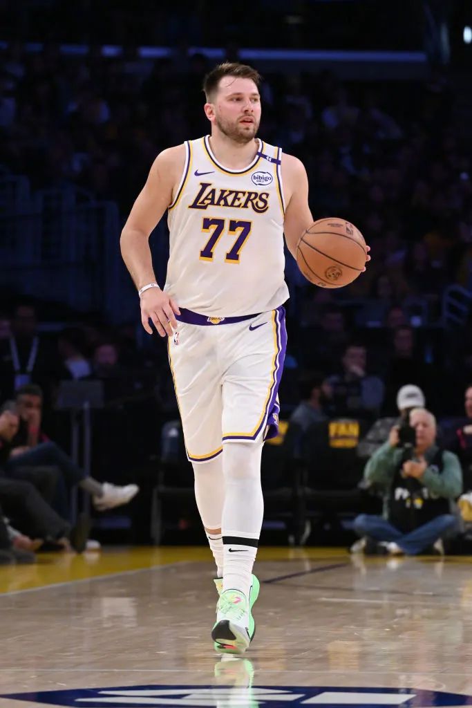 东契奇15+5+4率湖人半场狂轰69分 篮网主场陷崩盘危机